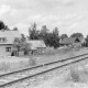 Archiv der Region Hannover, ARH NL Mellin 01-155/0002, Blick auf Wohnhäuser an einer Bahnstrecke