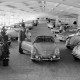 Archiv der Region Hannover, ARH NL Mellin 01-160/0009, Ausstellungsraum des VW-Autohauses Rudolf Petzold in der Burgdorfer Straße, Lehrte