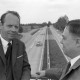 ARH NL Mellin 01-174/0001, Zwei Männer auf einer Brücke über einer Straße