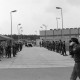 Archiv der Region Hannover, ARH NL Mellin 01-174/0012, Polizei und Presse vor dem Atommülllager von dessen Gelände PKWs und LKWs gefahren kommen, Gorleben