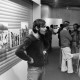 Archiv der Region Hannover, ARH NL Mellin 01-176/0001, Männer im Gespräch bei einer Ausstellung?