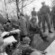 Archiv der Region Hannover, ARH NL Mellin 01-176/0006, Soldaten bei einer Übung? mit einer Karte in und neben einer Art Graben