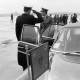 ARH NL Mellin 01-176/0007, Ankunft und Begrüßung eines belgischen Generalleutnants? am Flughafen