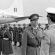 Archiv der Region Hannover, ARH NL Mellin 01-176/0008, Ankunft und Begrüßung eines belgischen Generalleutnants? am Flughafen