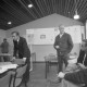 Archiv der Region Hannover, ARH NL Mellin 01-178/0003, Männer bei einer Art Wettbewerb von Bauplänen?