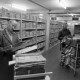 Archiv der Region Hannover, ARH NL Mellin 01-179/0012, Männer im Magazin eines Archivs
