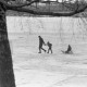 ARH NL Mellin 01-182/0011, Mann mit zwei Kindern und Schlitten auf einem verschneiten See?