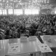 Archiv der Region Hannover, ARH NL Mellin 01-184/0013, Versammlung von Schüler*innen und Eltern in einer Schule