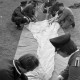 Archiv der Region Hannover, ARH NL Mellin 01-184/0014, Feuerwehrleute neben einem Fallschirm auf einer Wiese hockend