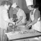 Archiv der Region Hannover, ARH NL Mellin 01-186/0004, Bäcker bei der Arbeit in der Backstube