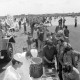 Archiv der Region Hannover, ARH NL Mellin 01-191/0018, Warteschlange an einem Stand mit Erbsen-Eintopf