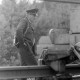 Archiv der Region Hannover, ARH NL Mellin 01-194/0003, Mitarbeiter der Bahn überprüft den Gleisbau