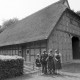 Archiv der Region Hannover, ARH NL Mellin 01-199/0012, Familie vor einer Scheune