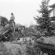 Archiv der Region Hannover, ARH NL Mellin 02-003/0003, Statue in einem Garten