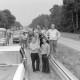 Archiv der Region Hannover, ARH NL Mellin 02-009/0018, Wartende bei einem Stau auf der Autobahn nach einem Unfall zwischen einem Holztransporter und einem anderen Transporter