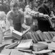 ARH NL Mellin 02-021/0003, Büchertisch bei einem Flohmarkt(?)