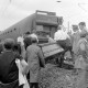 Archiv der Region Hannover, ARH NL Mellin 02-021/0015, Zwei Männer bringen einen Sarg an die Unfallstelle eines verunglückten Zuges, rechts Sanitäter der Johanniter-Unfall-Hilfe, Celle
