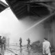ARH NL Mellin 02-023/0005, Feuerwehr beim Löschen eines Feuers