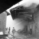 Archiv der Region Hannover, ARH NL Mellin 02-023/0006, Feuerwehr beim Löschen eines Feuers