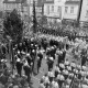 ARH NL Mellin 02-023/0008, Blick aus dem Rathaus I auf das Blasorchester der Polizei bei einer Festveranstaltung auf dem Vorplatz, Burgdorf