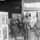 Archiv der Region Hannover, ARH NL Mellin 02-024/0008, Personen bei einer Ausstellung von Vogel-Fotografien?