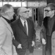 Archiv der Region Hannover, ARH NL Mellin 02-024/0011, Personen bei einer Ausstellung von Vogel-Fotografien?