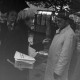 ARH NL Mellin 02-024/0020, Mann verteilt Ausgaben der "Kommunistischen Volkszeitung" auf der Straße