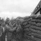 Archiv der Region Hannover, ARH NL Mellin 02-025/0006, Personen und Säcke mit Kartoffeln vor dem Lager des Groß-Kartoffelvertriebs Dollbergen GROKA, Dollbergen