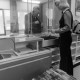 Archiv der Region Hannover, ARH NL Mellin 02-025/0011, Am Schalter einer Sparkasse