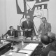 Archiv der Region Hannover, ARH NL Mellin 02-026/0015, Überreichung von Blumen bei einer Sitzung im Rathaus I, Burgdorf