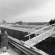 Archiv der Region Hannover, ARH NL Mellin 02-026/0021, Gruppe von Leuten auf einer Baustelle
