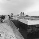 Archiv der Region Hannover, ARH NL Mellin 02-026/0022, Gruppe von Leuten auf einer Baustelle
