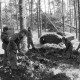 Archiv der Region Hannover, ARH NL Mellin 02-027/0006, Männer der Bundeswehr bei einer Übung im verschneiten Wald?