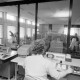 Archiv der Region Hannover, ARH NL Mellin 02-027/0023, Wiegeanlage in einer (Milch?)Fabrik