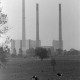 Archiv der Region Hannover, ARH NL Mellin 02-030/0001, Kühe auf einer Wiese vor einem Kraftwerk