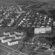 Archiv der Region Hannover, ARH NL Mellin 02-031/0009, Links die Erich-Ollenhauer-Straße, rechts die Silberseeklinik, Langenhagen
