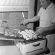 Archiv der Region Hannover, ARH NL Mellin 02-031/0023, Backen von Berliner Pfannkuchen