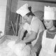 Archiv der Region Hannover, ARH NL Mellin 02-031/0024, Bäcker knetet einen Teig
