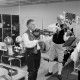 ARH NL Mellin 02-032/0003, Violinisten spielen bei einer Feier(?) in einem Möbelhaus