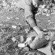 Archiv der Region Hannover, ARH NL Mellin 02-032/0010, Mann auf einer Mülldeponie