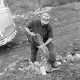 Archiv der Region Hannover, ARH NL Mellin 02-032/0013, Männer auf einer Mülldeponie