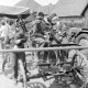 Archiv der Region Hannover, ARH NL Mellin 02-033/0021, Mitglieder der Deutschen Jugendfeuerwehr auf einer Handdruckspritze