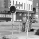 Archiv der Region Hannover, ARH NL Mellin 02-034/0007, Junge per Anhalter Reisende an der Straßenecke Peiner Weg/Uetzer Str., Burgdorf