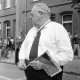 ARH NL Mellin 02-036/0017, Politiker der SPD verteilt Fähnchen bei einem Festzug