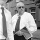 Archiv der Region Hannover, ARH NL Mellin 02-036/0018, Politiker der SPD verteilt Fähnchen bei einem Festzug