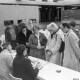 Archiv der Region Hannover, ARH NL Mellin 02-038/0001, Gruppe von Menschen bei einer kleinen Veranstaltung
