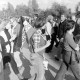 Archiv der Region Hannover, ARH NL Mellin 02-038/0026, Fans von Hannover 96 vor dem Eingang des Niedersachsenstadions, Hannover