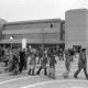 ARH NL Mellin 02-039/0007, Umzug von Schülern des Gymnasiums und der Realschule Großburgwedel in das neu gegründete Gymnasium Isernhagen