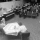 Archiv der Region Hannover, ARH NL Mellin 02-041/0006, Kleine Versammlung von Personen, die zwei Frauen zuschauen (?)
