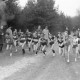 Archiv der Region Hannover, ARH NL Mellin 02-041/0009, Mädchen beim Start eines Wettlaufs